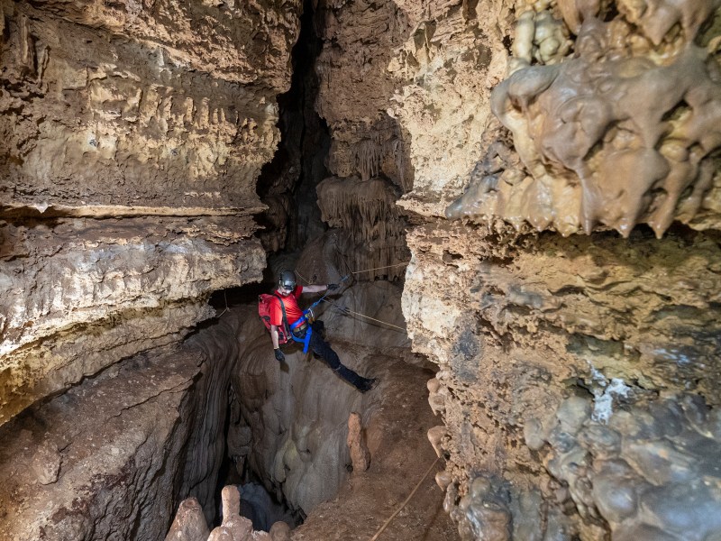 Ethan Fagan dirige un recorrido de aventura de dos horas en Natural Bridge Caverns.