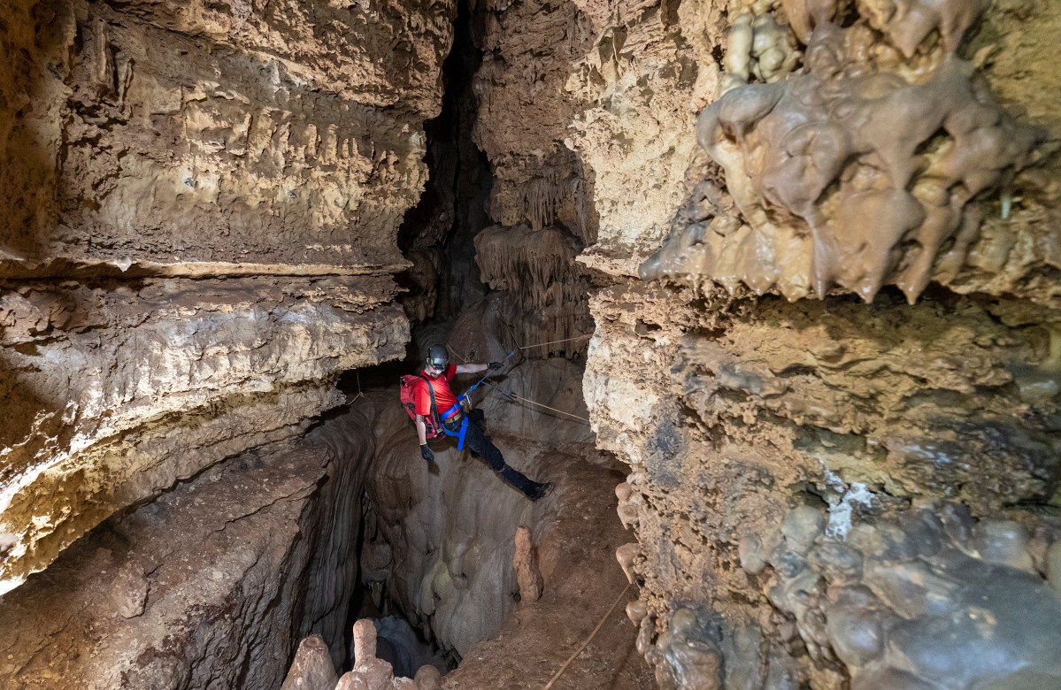 Ethan Fagan dirige un recorrido de aventura de dos horas en Natural Bridge Caverns.